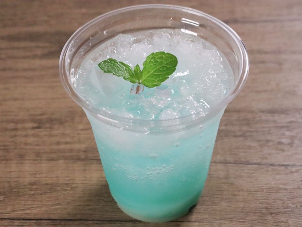 炭酸で割るだけ簡単アレンジ！「ブルー・カルピスソーダ」